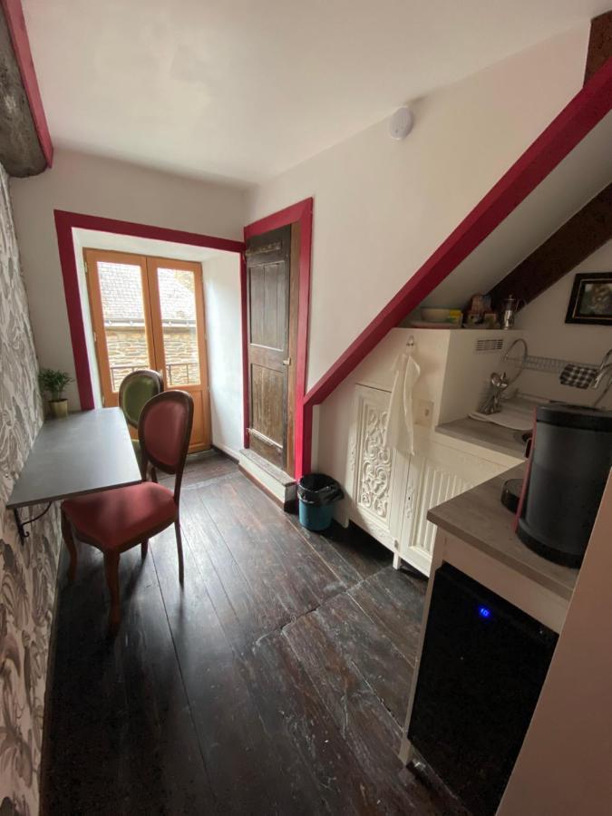 La Maison Du Paon- Josselin Aparthotel Екстериор снимка